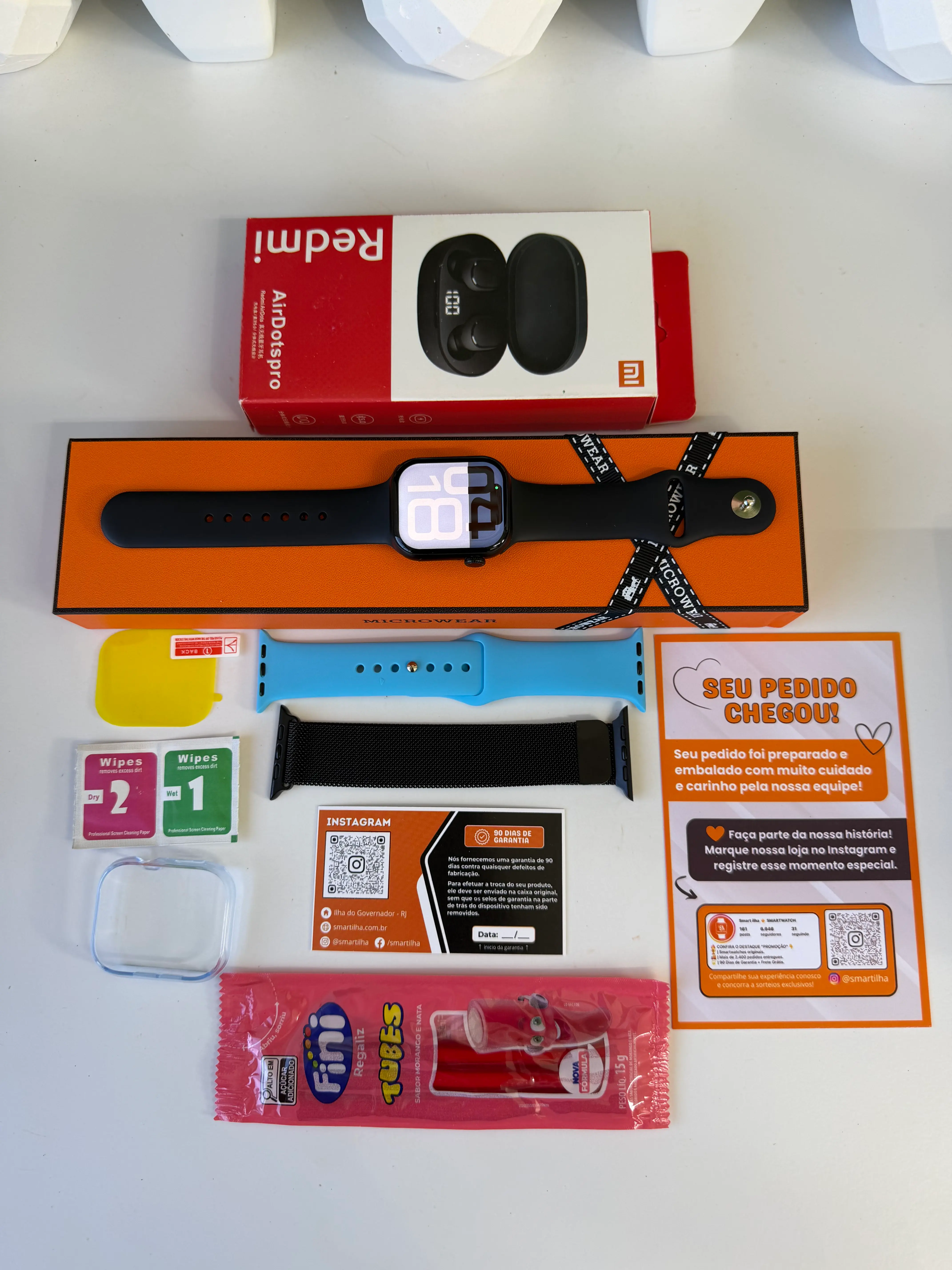 Kit completo com smartwatch, fone bluetooth, pulseiras extras, capinha e acessórios